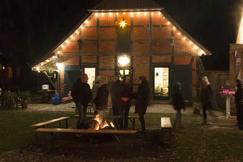 Aufwärmen an der Feuerschale<br>beim Weihnachtsdorf Müden<br><span class='minortext'>Foto: Jürgen Eggers</span>