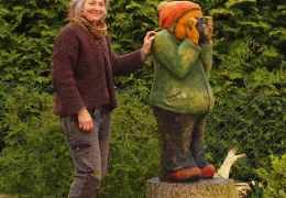 Die Künstlerin mit einer neuen Holzsskulptur